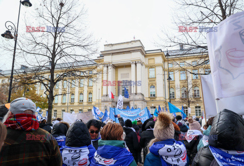 Protest pielęgniarek i położnych przed KPRM