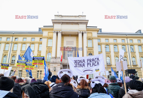 Protest pielęgniarek i położnych przed KPRM