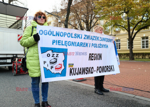 Protest pielęgniarek i położnych przed KPRM