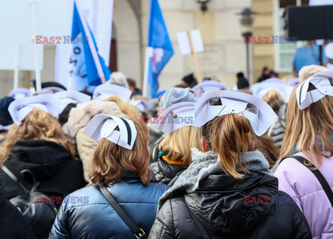 Protest pielęgniarek i położnych przed KPRM