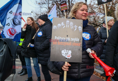 Protest pielęgniarek i położnych przed KPRM