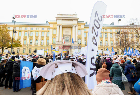 Protest pielęgniarek i położnych przed KPRM