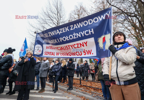 Protest pielęgniarek i położnych przed KPRM