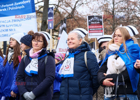 Protest pielęgniarek i położnych przed KPRM