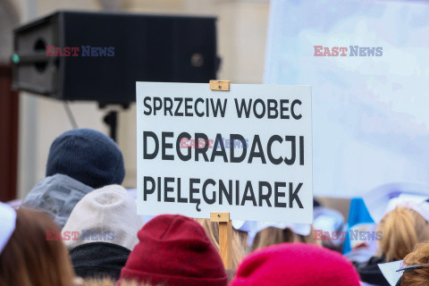 Protest pielęgniarek i położnych przed KPRM