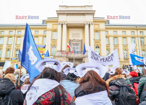 Protest pielęgniarek i położnych przed KPRM