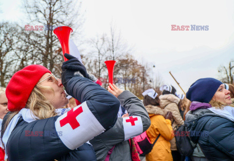 Protest pielęgniarek i położnych przed KPRM