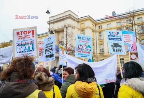 Protest pielęgniarek i położnych przed KPRM