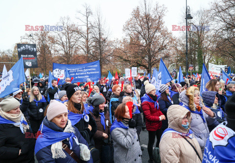 Protest pielęgniarek i położnych przed KPRM