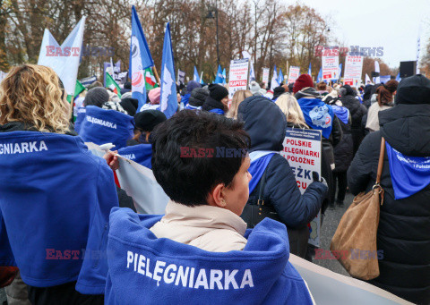 Protest pielęgniarek i położnych przed KPRM