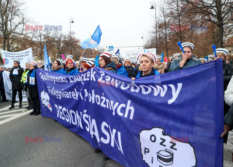 Protest pielęgniarek i położnych przed KPRM