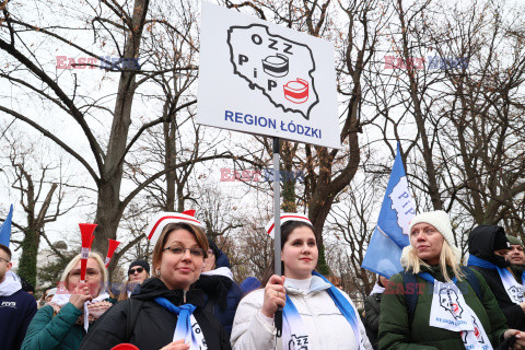 Protest pielęgniarek i położnych przed KPRM