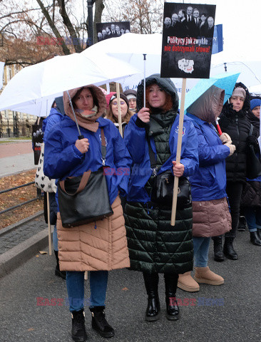 Protest pielęgniarek i położnych przed KPRM