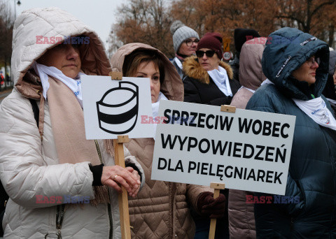 Protest pielęgniarek i położnych przed KPRM