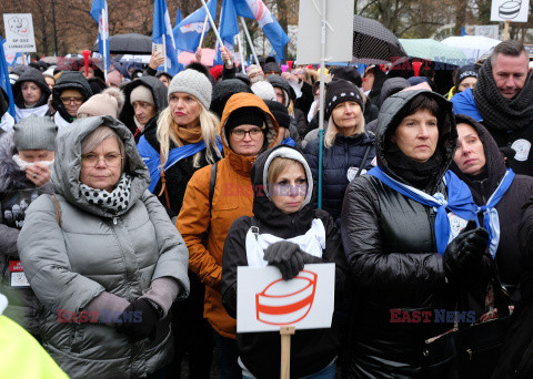 Protest pielęgniarek i położnych przed KPRM