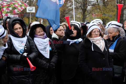 Protest pielęgniarek i położnych przed KPRM