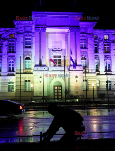 Fasada budynku KPRM oświetlona w barwach Ukrainy