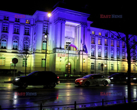 Fasada budynku KPRM oświetlona w barwach Ukrainy