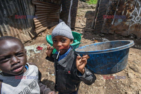 Życie dzieci w slumsach Nairobi