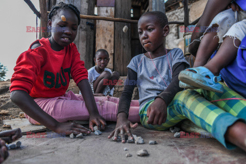 Życie dzieci w slumsach Nairobi