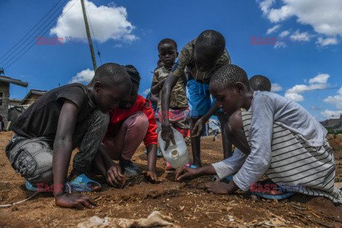 Życie dzieci w slumsach Nairobi