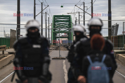 Protesty przeciwko zburzeniu mostu w Belgradzie