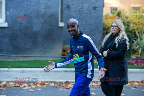 Mo Farah dostarcza list do premiera Wielkiej Brytanii