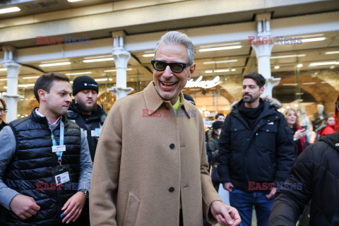 Jeff Goldblum występuje w centrum handlowym w Londynie