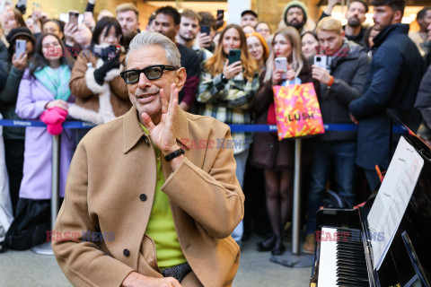 Jeff Goldblum występuje w centrum handlowym w Londynie