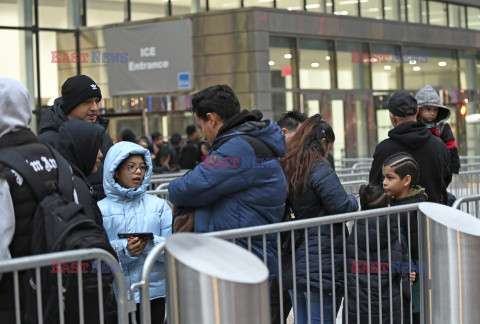 Kolejki przed urzędem imigracyjnym na Manhattanie