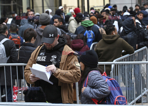 Kolejki przed urzędem imigracyjnym na Manhattanie