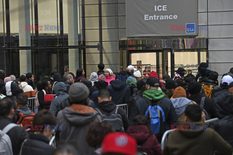 Kolejki przed urzędem imigracyjnym na Manhattanie