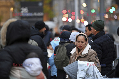 Kolejki przed urzędem imigracyjnym na Manhattanie