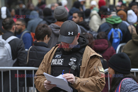 Kolejki przed urzędem imigracyjnym na Manhattanie