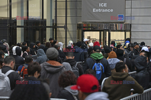 Kolejki przed urzędem imigracyjnym na Manhattanie