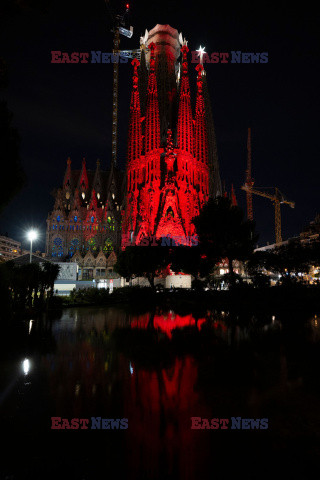 Bazylika Sagrada Familia podświetlona z okazji Czerwonej Środy