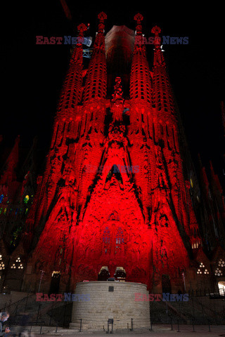 Bazylika Sagrada Familia podświetlona z okazji Czerwonej Środy