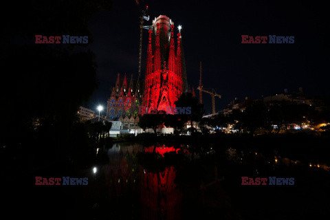 Bazylika Sagrada Familia podświetlona z okazji Czerwonej Środy