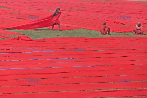 Suszenie tkaniny Red Salu w Bangladeszu