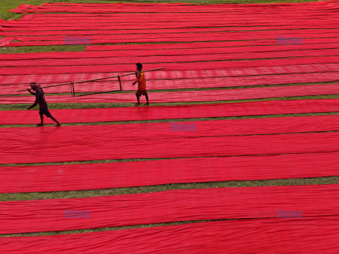 Suszenie tkaniny Red Salu w Bangladeszu