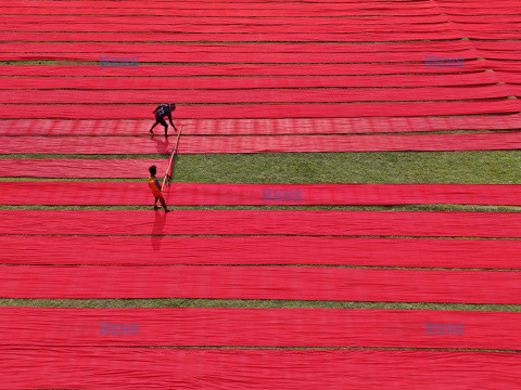 Suszenie tkaniny Red Salu w Bangladeszu