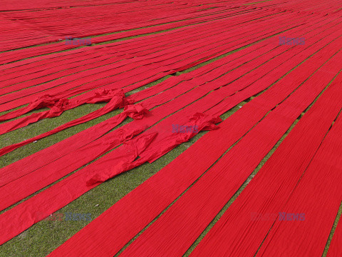 Suszenie tkaniny Red Salu w Bangladeszu