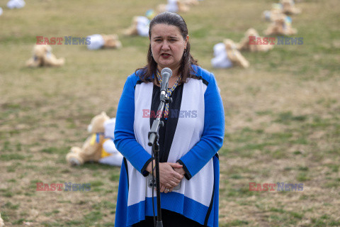 Pluszowe misie jako zamordowane ukraińskie dzieci