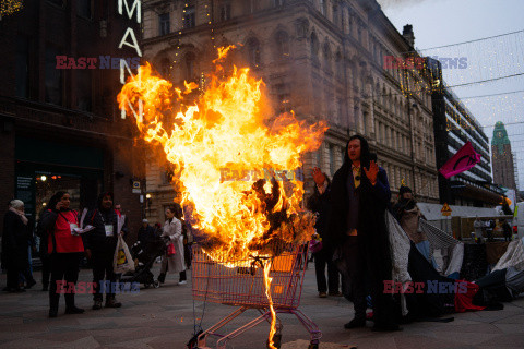 Ognisty protest przeciwko Black Friday w Helsinkach