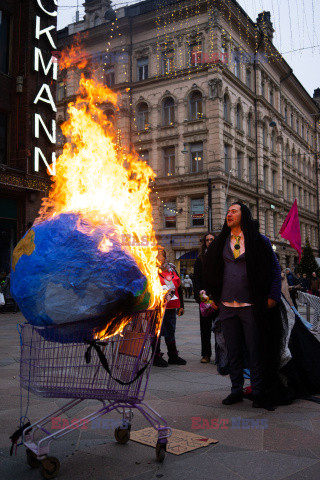 Ognisty protest przeciwko Black Friday w Helsinkach