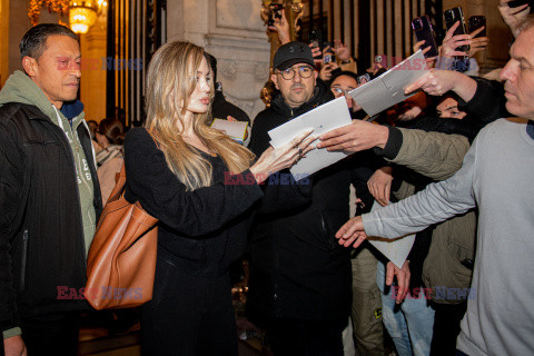 Angelina Jolie rozdaje autografy