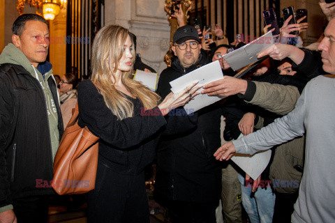 Angelina Jolie rozdaje autografy