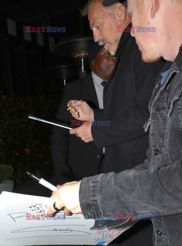 Kevin Costner rozdaje autografy