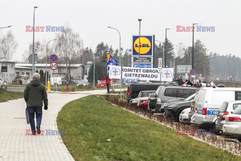 Protesty przed Lidlami ws. Gietrzwałdu