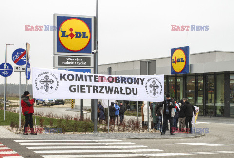 Protesty przed Lidlami ws. Gietrzwałdu